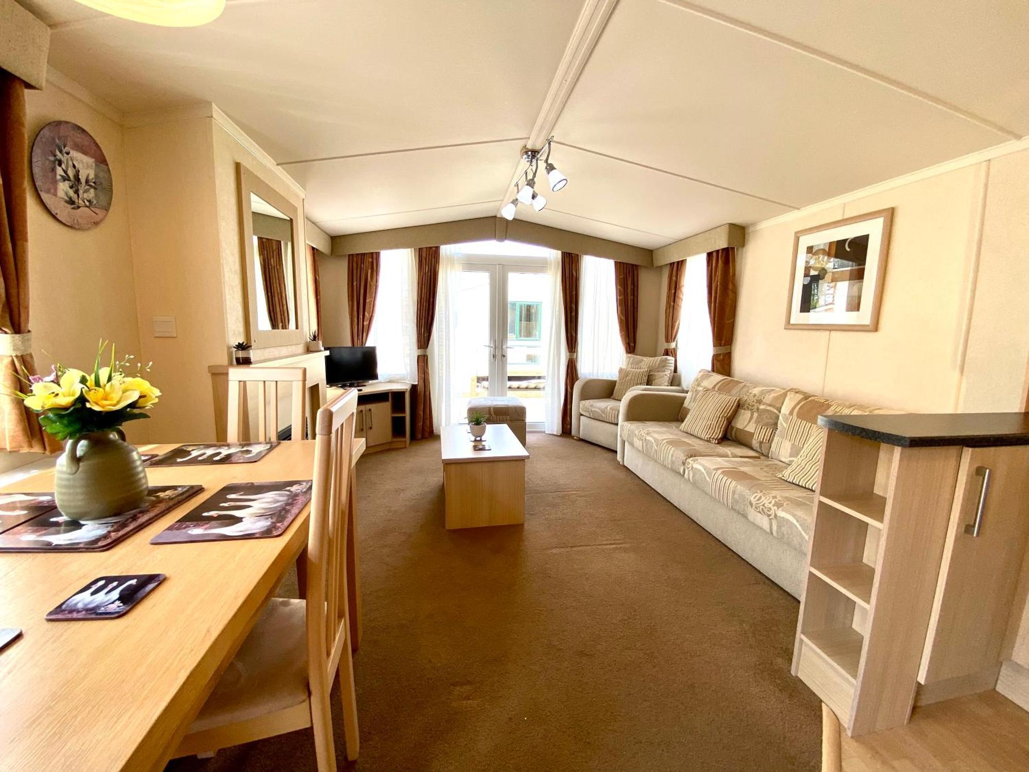 Elletson Park Wood Fired Hot Tubs, Caravans & Pods Pilling المظهر الخارجي الصورة